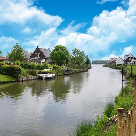 In South Holland By Stompaarde Plas Simonshaven