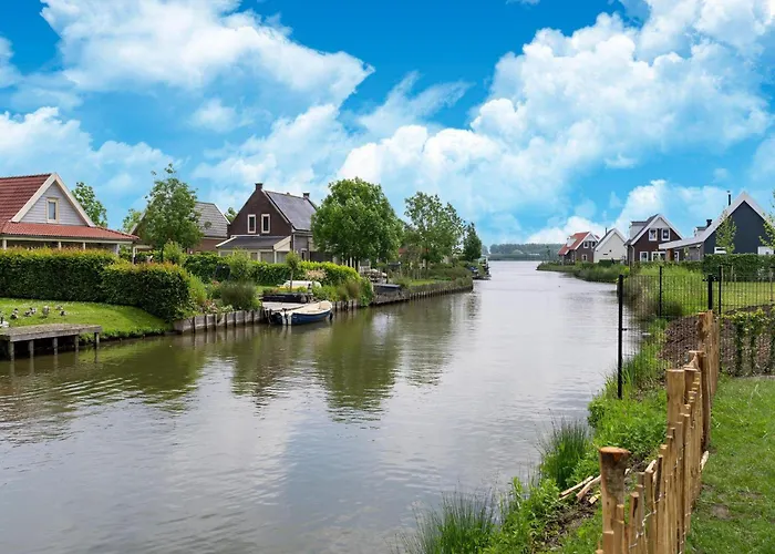 In South Holland By Stompaarde Plas Simonshaven