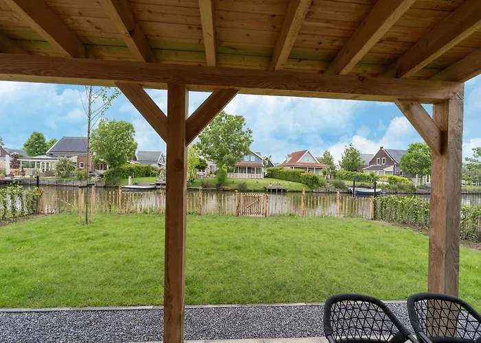 In South Holland By Stompaarde Plas * Simonshaven