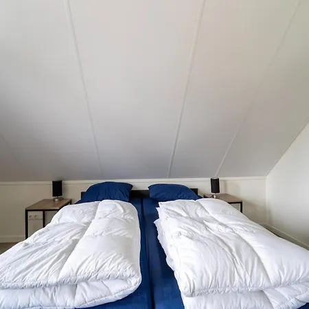 In South Holland By Stompaarde Plas Simonshaven