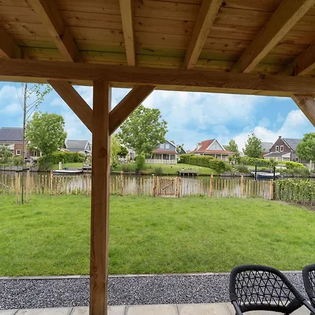 In South Holland By Stompaarde Plas * Simonshaven