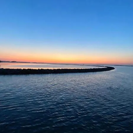 In South Holland By Stompaarde Plas Nyaraló